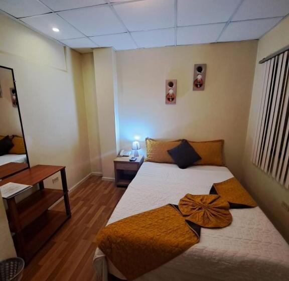 Standardrum, Mariscal Inn & Suites