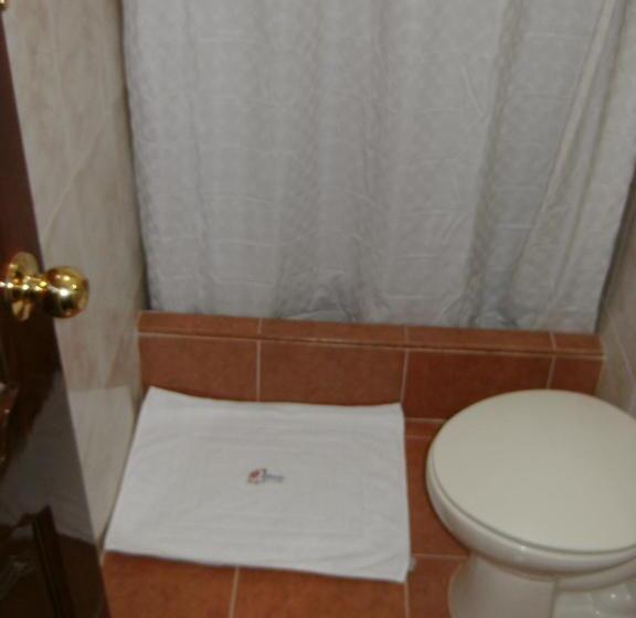 اتاق استاندارد چهار تخته, Hostal Fevilamir