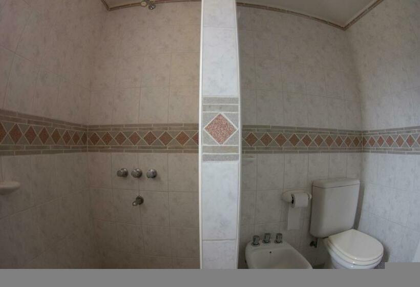 חדר סטנדרט לשלושה, Teomar