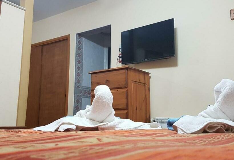 חדר סטנדרט לשלושה, Teomar