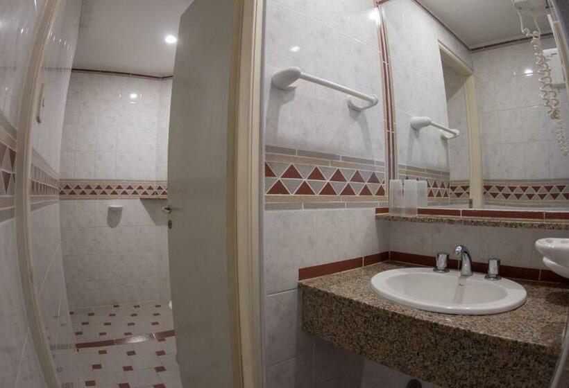 חדר סטנדרט לשלושה, Teomar