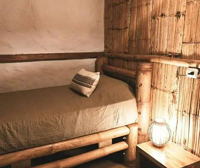 Standard Kolmen Hengen Huone, Tiki Limbo