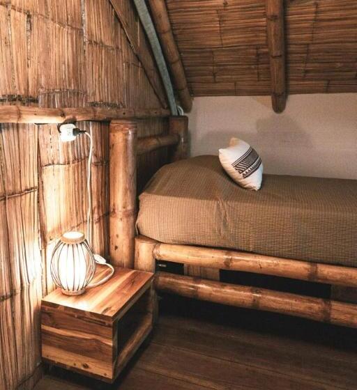 غرفة قياسية رباعية, Tiki Limbo