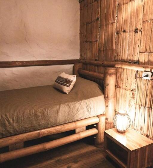 غرفة قياسية رباعية, Tiki Limbo