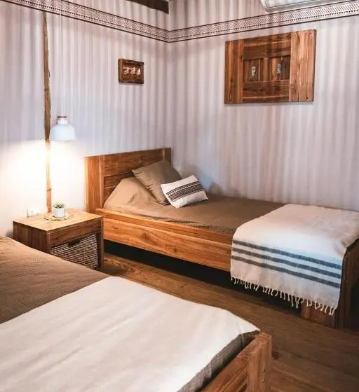 Standard Neljän Hengen Huone, Tiki Limbo