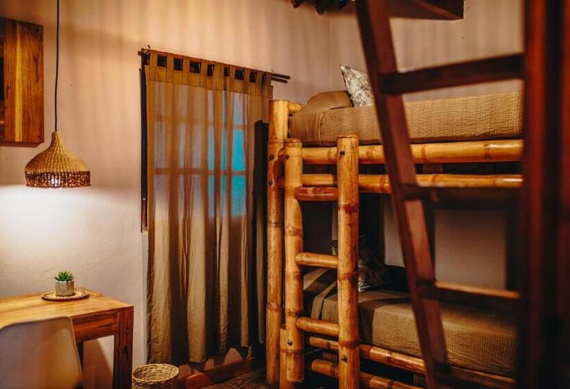 سرير فى غرفة مشتركه, Tiki Limbo