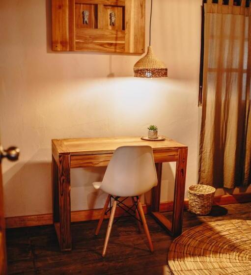 سرير فى غرفة مشتركه, Tiki Limbo