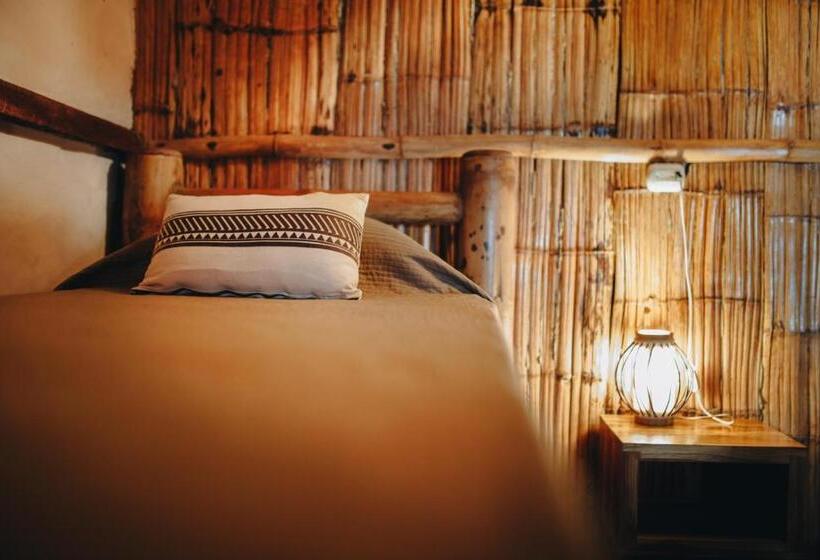 سرير فى غرفة مشتركه, Tiki Limbo