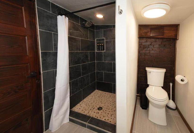سوئیت با بالکن, The Frenchman Suites