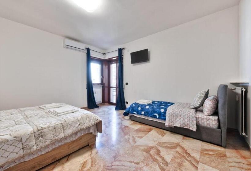 Standard Kolmen Hengen Huone Parveke, Easy Downtown Inn