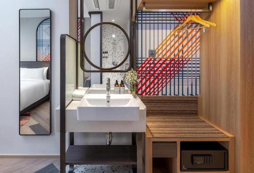 Deluxe Room King Size Bed