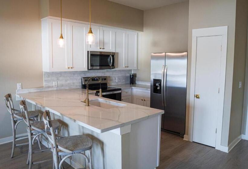 Люкс с Балконом, Whiskey In Pascagoula