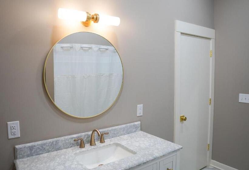 Люкс с Балконом, Whiskey In Pascagoula