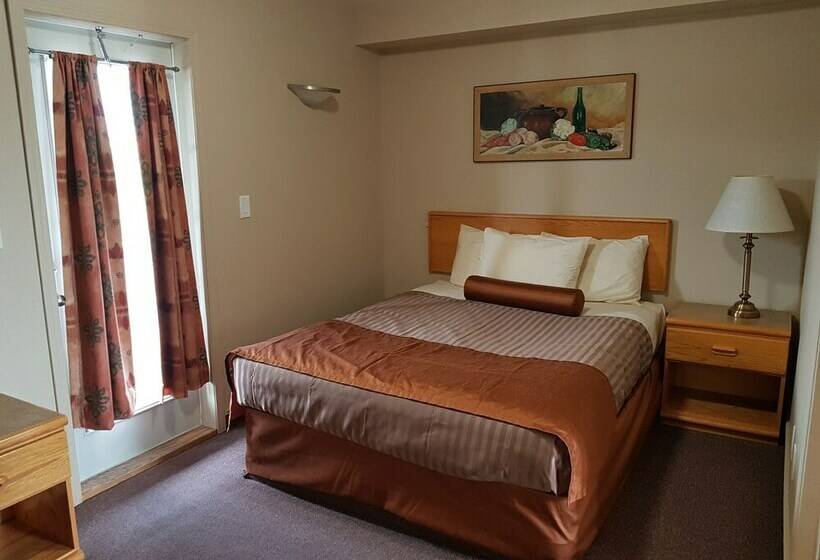 带2个双人床的标准工作室, Avalon Inn