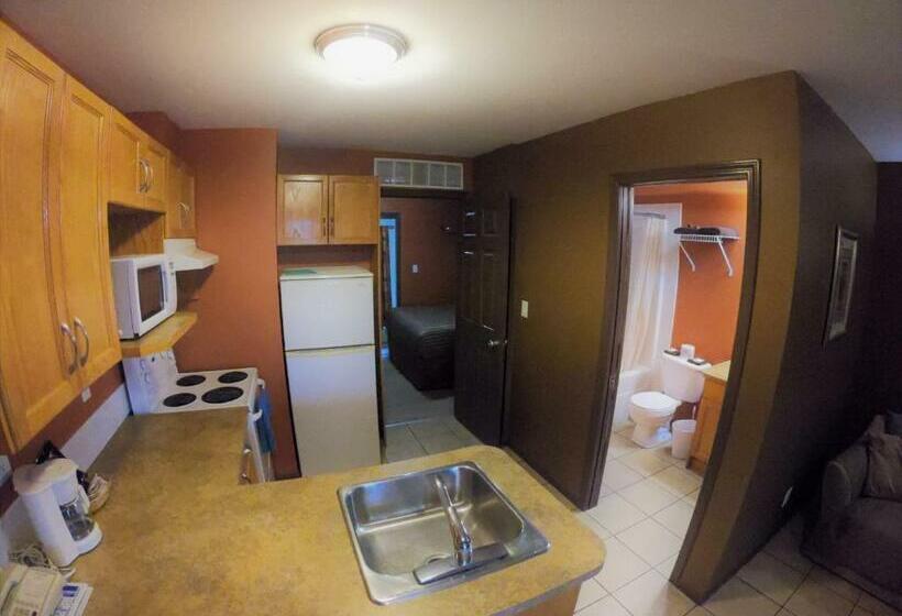 סוויטה עם מרפסת, Avalon Inn