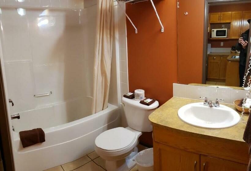 סוויטה עם מרפסת, Avalon Inn