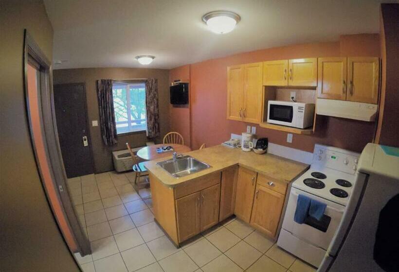 סוויטה עם מרפסת, Avalon Inn