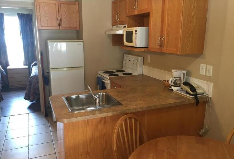 סוויטה משפחתית, Avalon Inn