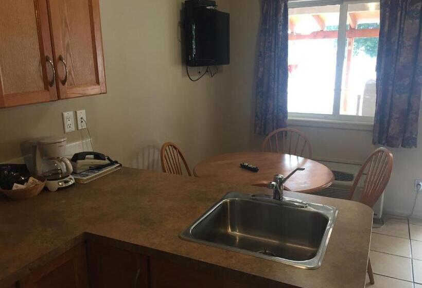 סוויטה משפחתית, Avalon Inn