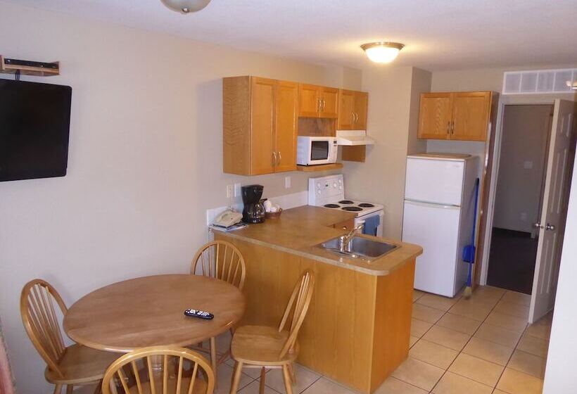 סוויטה משפחתית, Avalon Inn