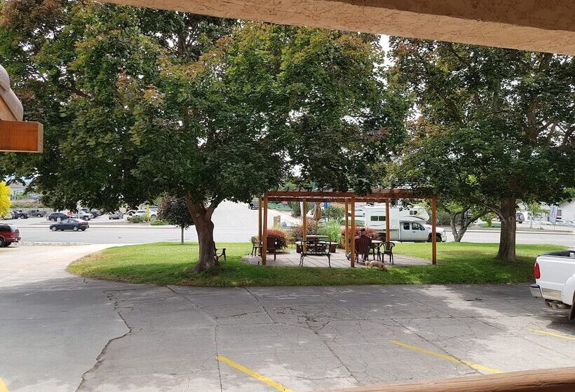 סוויטה משפחתית, Avalon Inn