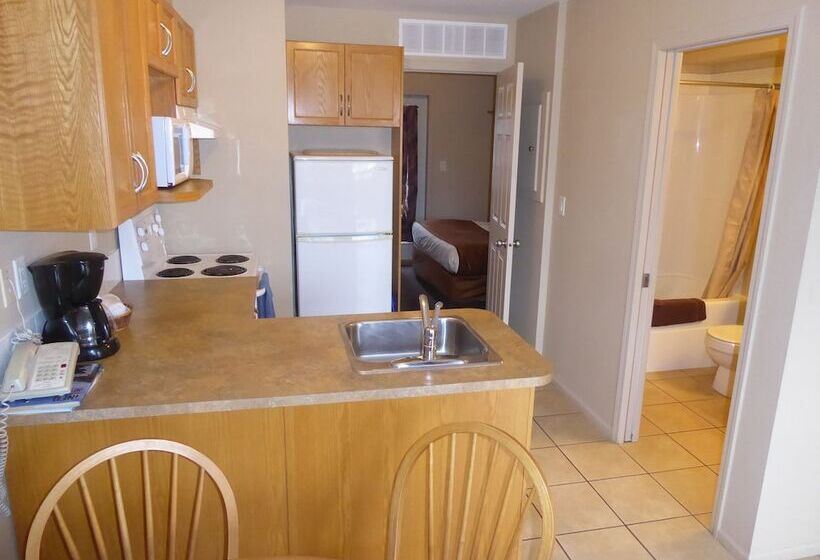 סוויטה משפחתית, Avalon Inn