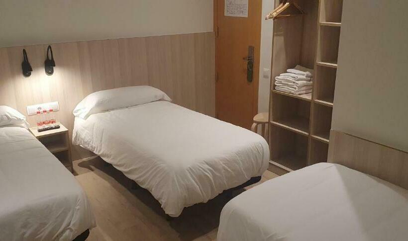 Habitación Triple Estándar, Hostal Bestprice Barcelona Stadium