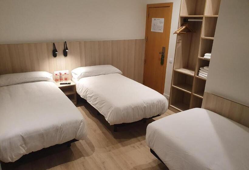 Habitación Triple Estándar, Hostal Bestprice Barcelona Stadium
