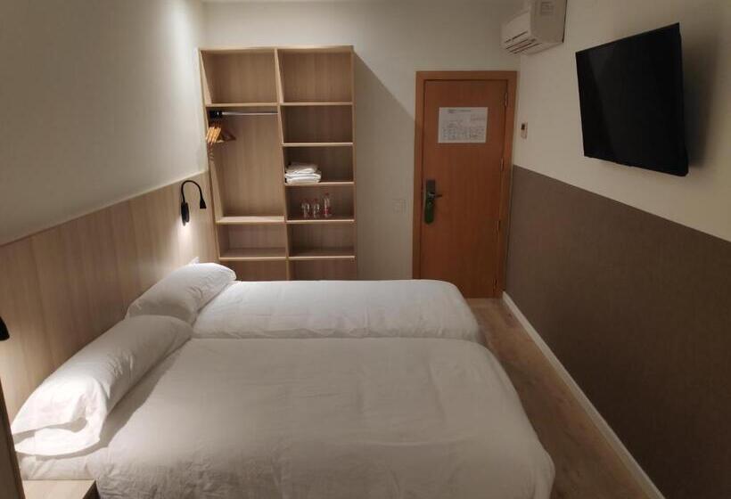 اتاق استاندارد سه نفره, Hostal Bestprice Barcelona Stadium