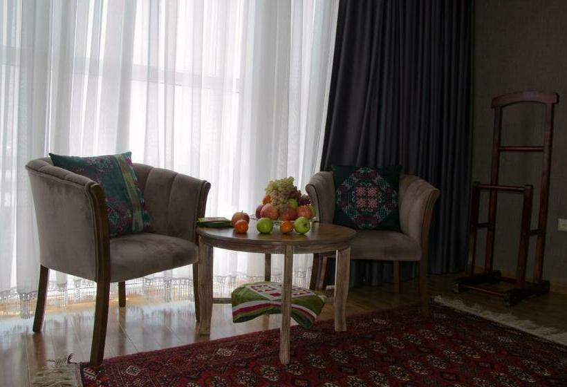 סוויטת ג'וניור סופריור, Jipek Joli