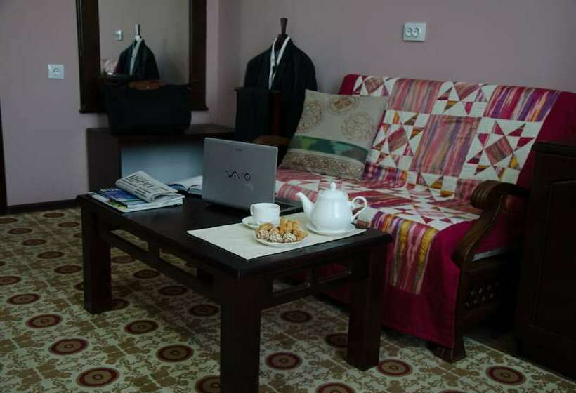 סוויטת ג'וניור, Jipek Joli