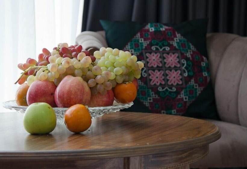 סוויטת ג'וניור סופריור, Jipek Joli