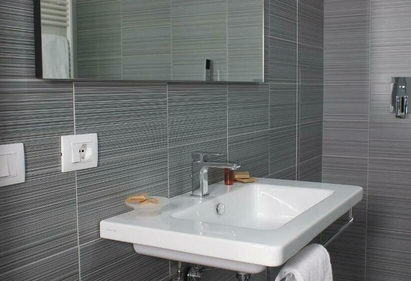 חדר סטנדרט לשלושה, Leopardi