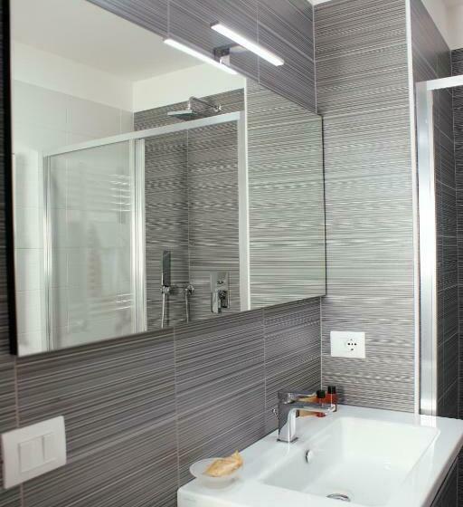 חדר סטנדרט לשלושה, Leopardi