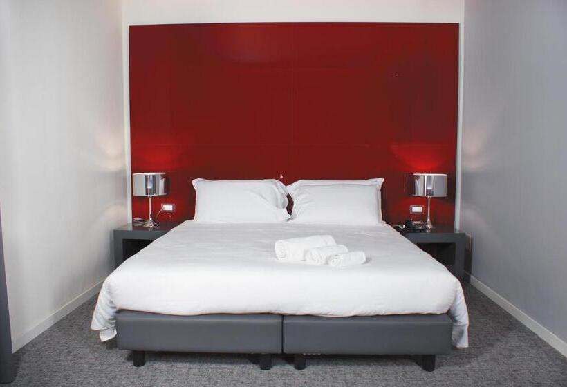 חדר סטנדרט לשלושה, Leopardi