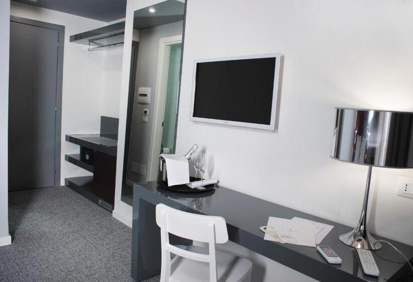 חדר סטנדרט לשלושה, Leopardi