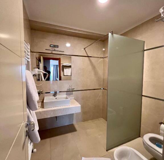 חדר סטנדרט לשלושה, Millennium