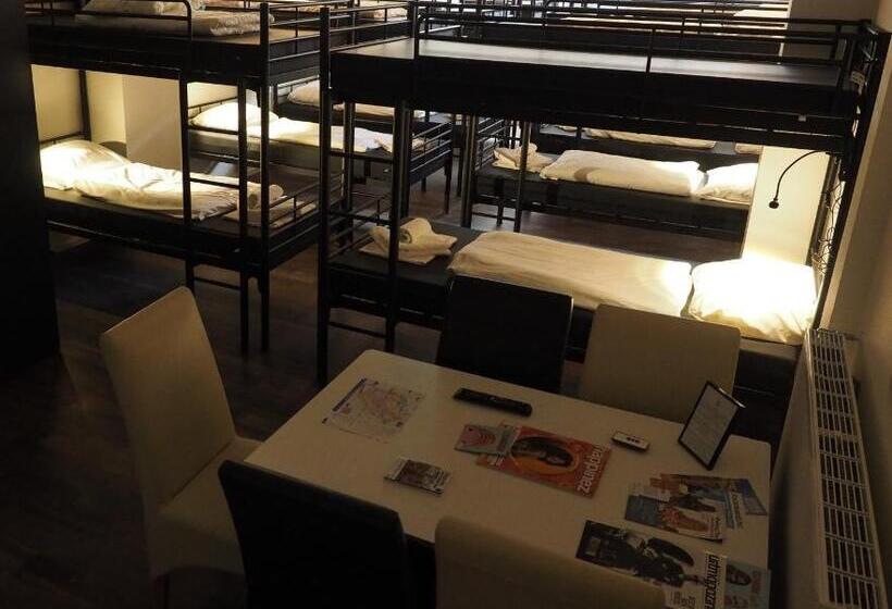 تختخواب در اتاق مشترک, T Anker