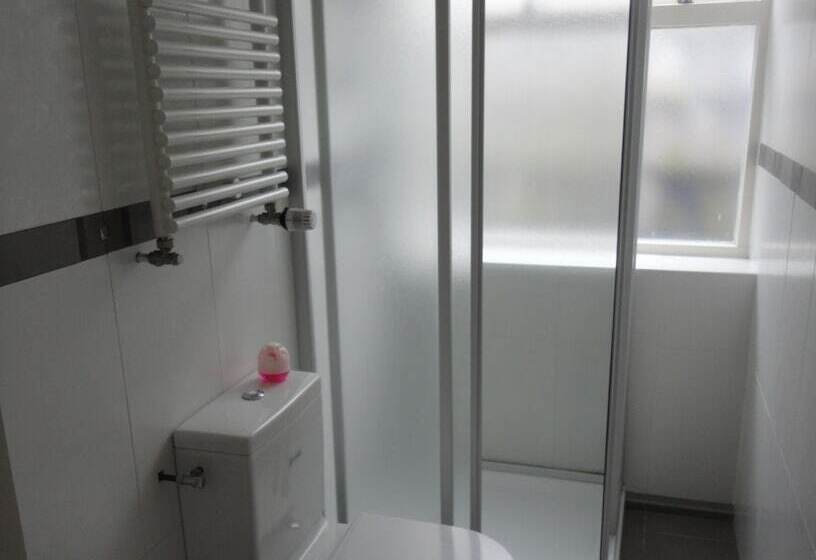 اتاق اکونومی با حمام مشترک, T Anker