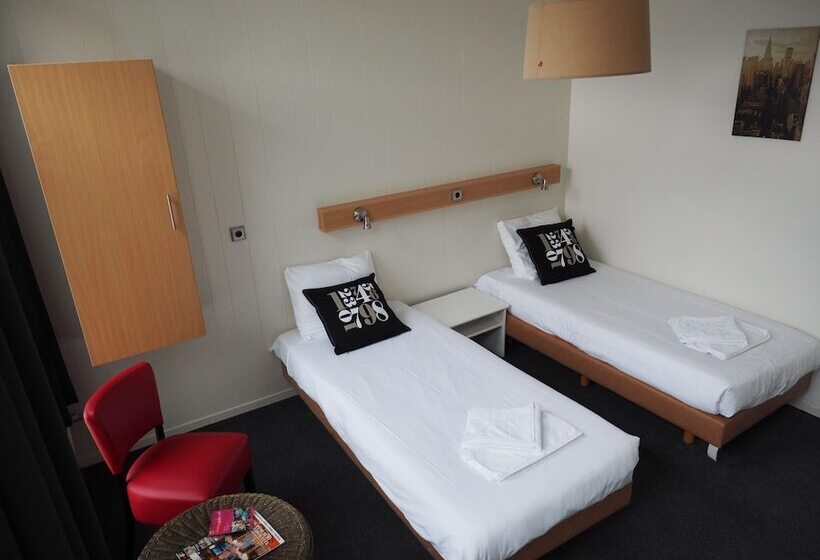 اتاق اکونومی با حمام مشترک, T Anker