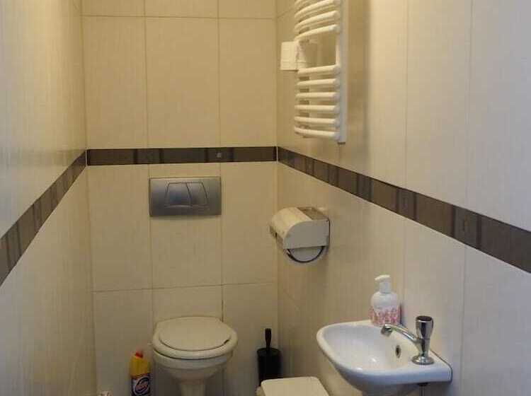 تختخواب در اتاق مشترک, T Anker