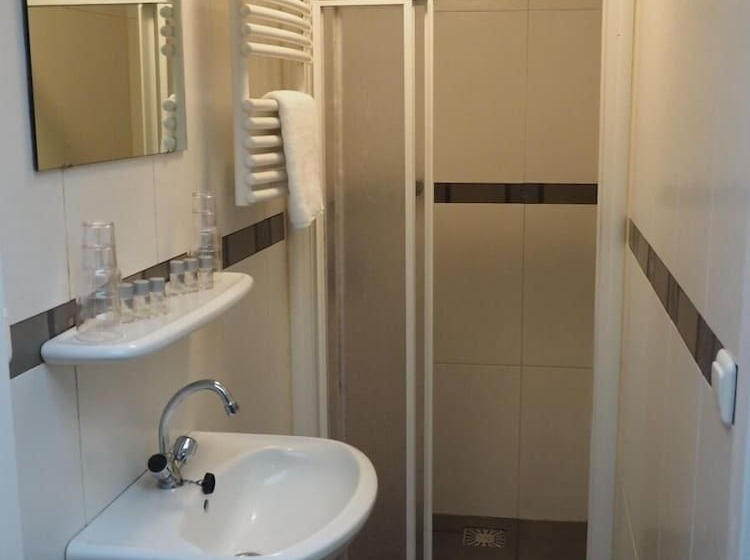 تختخواب در اتاق مشترک, T Anker