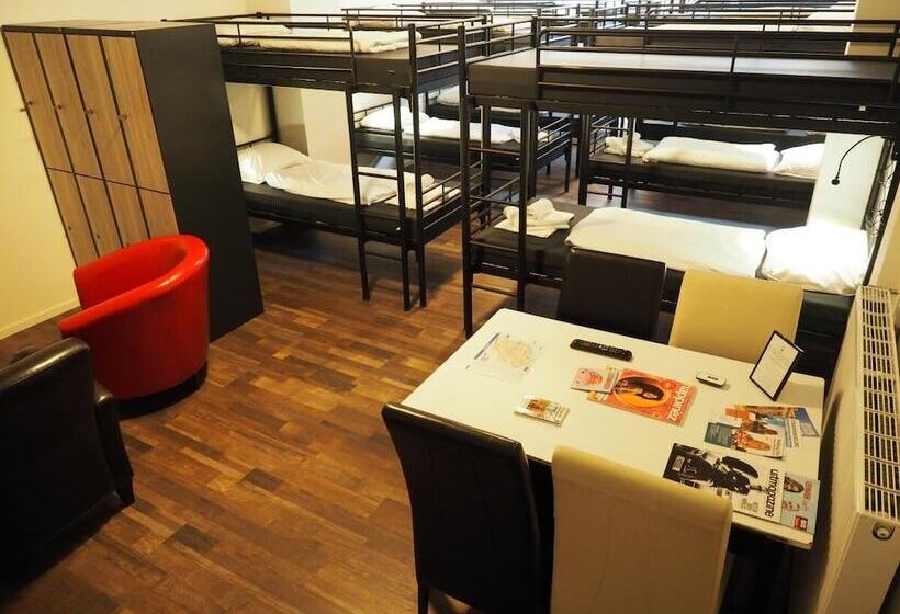 تختخواب در اتاق مشترک, T Anker