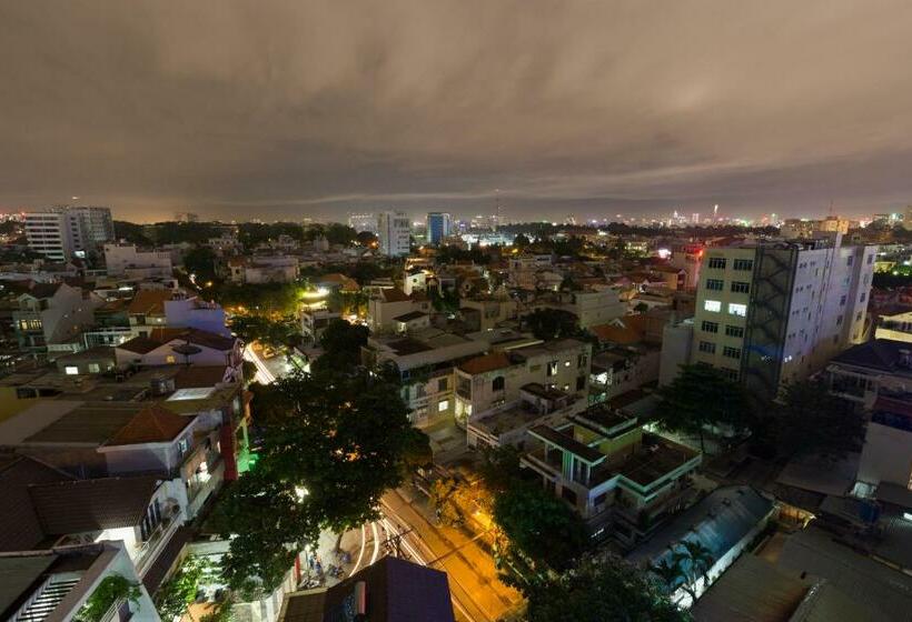 اتاق خانوادگی, The Airport