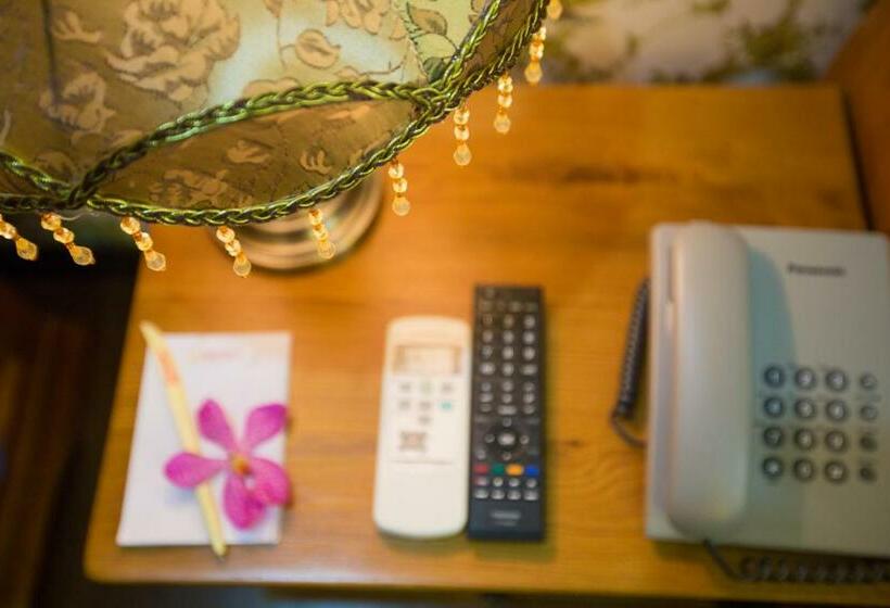 اتاق استاندارد, The Airport