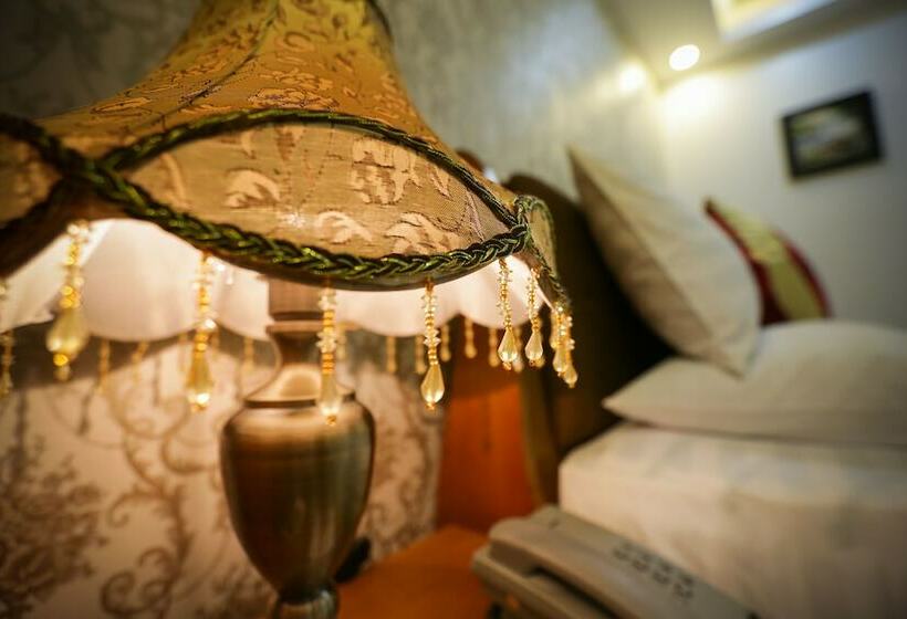 اتاق استاندارد, The Airport