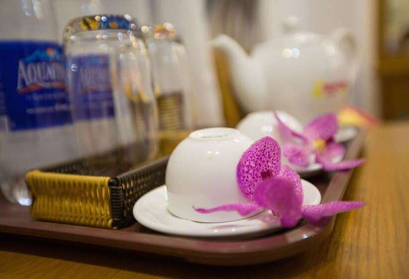 اتاق لوکس, The Airport