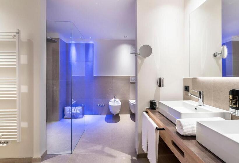 小型套房带阳台, Christof