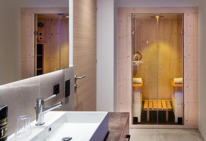 小型套房带阳台, Christof