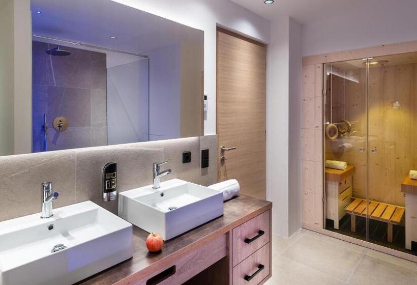 小型套房带阳台, Christof